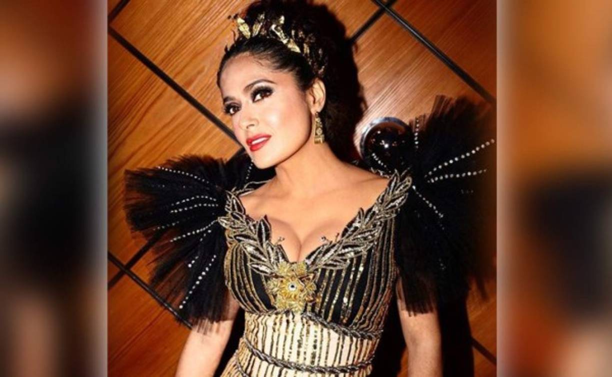 La actriz Salma Hayek ha paralizado las redes sociales después de que colgara una foto en su cuenta de Instagram presumiendo sus atributos, y es que no solo sus fans se quedaron con la boca abierta, varios famosos se quedaron atónitos.