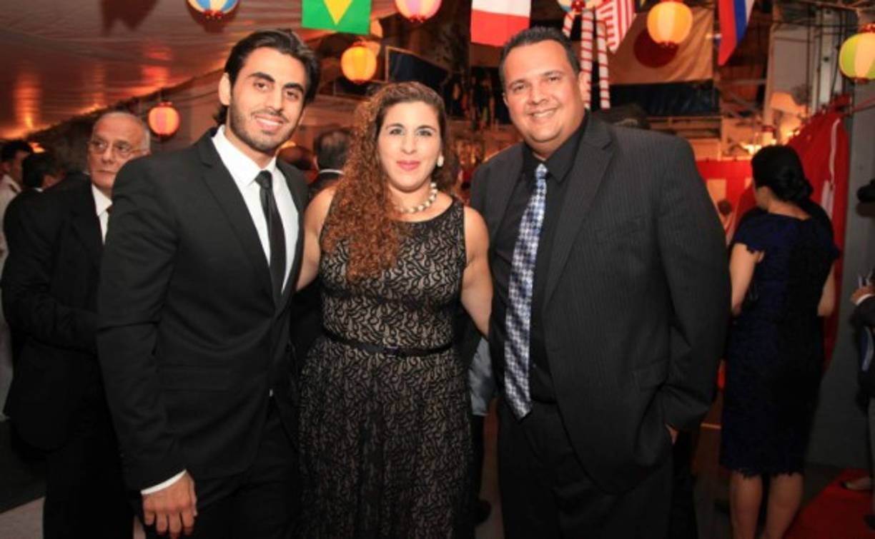 Jesús Siwady con Katherine y Gerardo Handal.