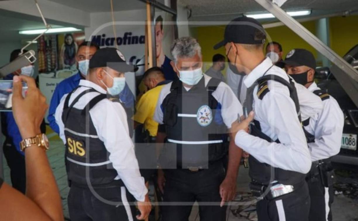 Debido a la fuerza del retroceso, el vehículo rompio las puertas principales del banco, embistió a varias personas y se detuvo en una de las columnas de concreto del lugar.