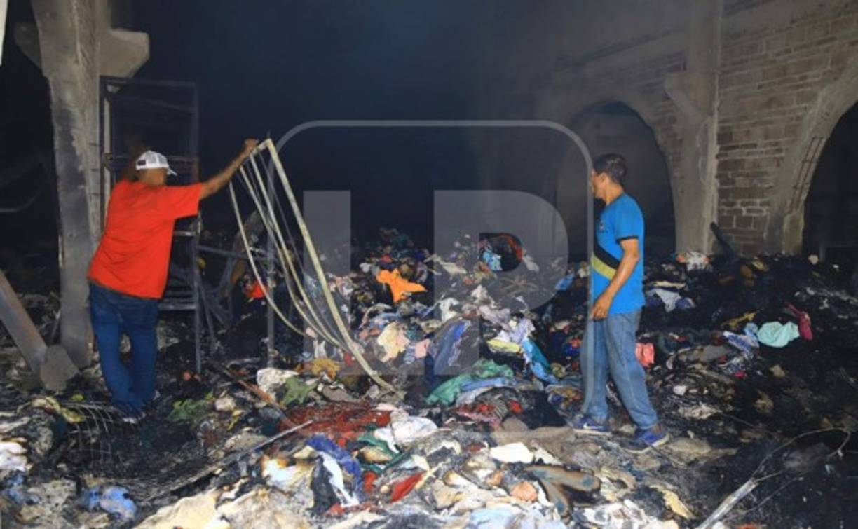 Comerciantes también llegaron este día al lugar del incendio que acabó con la mayoría de sus pertenencias.