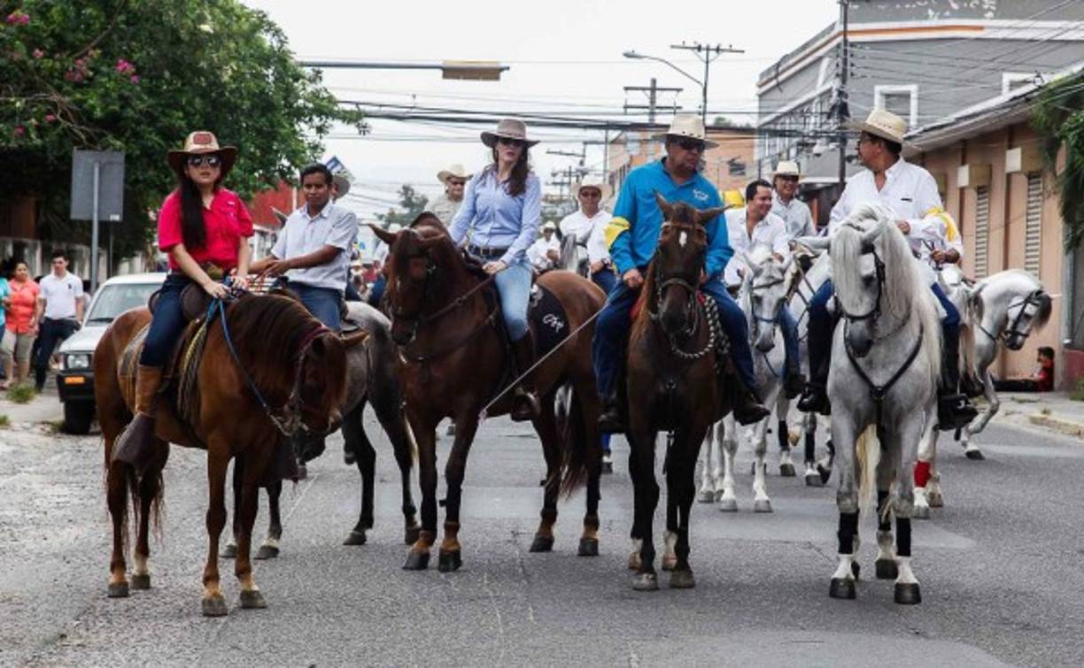 Demostración de los caballos pura sangre en la capital industrial.
