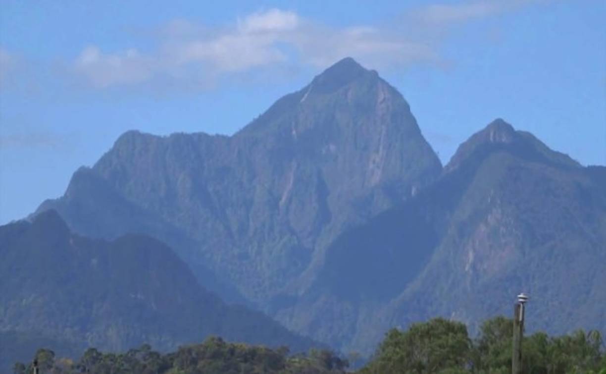 Con la ayuda de la Fuerza Aérea Hondureña se sobrevoló el aérea y se descartó que el humo, que desde hace tres días se divisa en el sitio, sea producto de un incendio forestal.