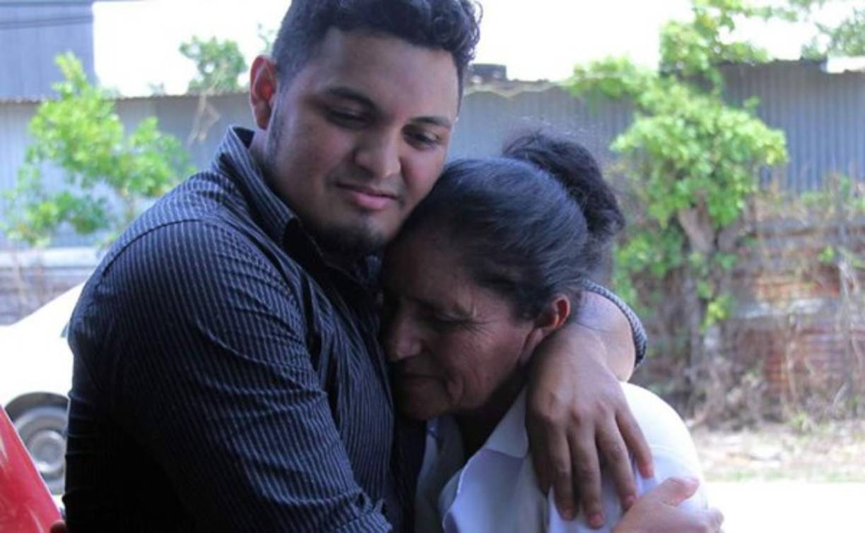 Pascual Zelaya (28) pasó los 80 días más largos de su vida en centros de detención transitoria en Estados Unidos adonde esperó primero ir a la corte y luego que el consulado hondureño llegara al lugar para darle el salvoconducto con el que fue deportado a Honduras. Ayer el joven hondureño después de vivir seis años en Estados Unidos donde quedó sus esposa y sus dos hijos llegó deportado. Pascual logró llegar a Estados Unidos y trabajar en restaurantes, primero como mesero y luego, ascendió a gerente con lo que pudo mantener a su familia en ese país y ayudar a sus padres en Honduras.