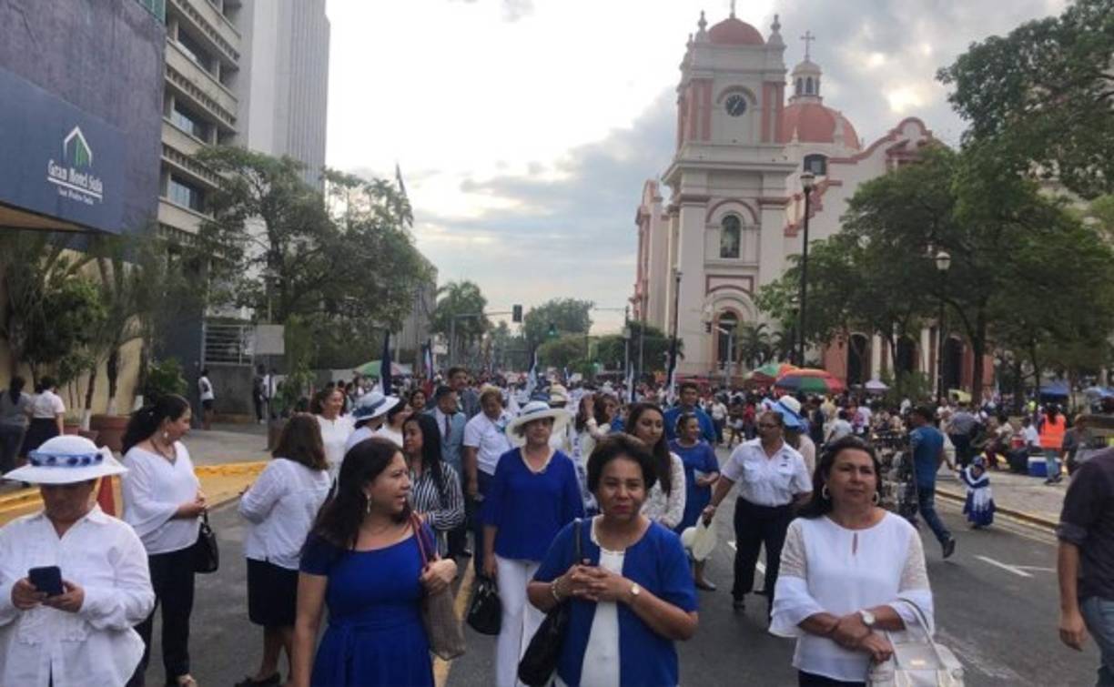 Los docentes no se quedaron atrás y disfrutaron al máximo su participación en los desfiles.