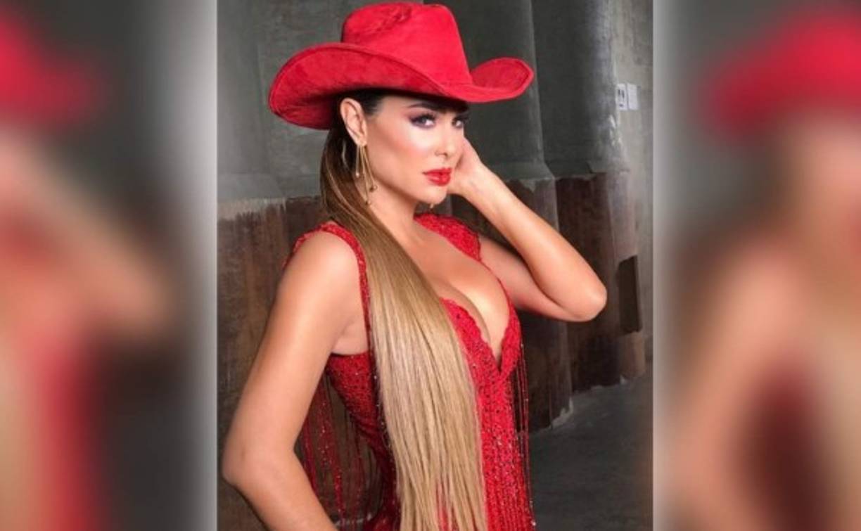 La cantante y actriz mexicana Ninel Conde, alborotó a sus fans de las redes sociales, al colgar una imagen luciendo su espectacular figura.