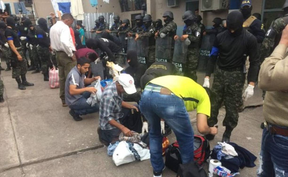 Antes de salir del centro penal de Santa Bárbara, todos los reclusos pasaron por una revisión de sus pertenencias.