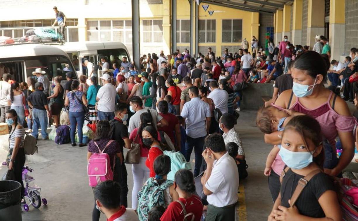 Enormes filas para salir de San Pedro Sula. 