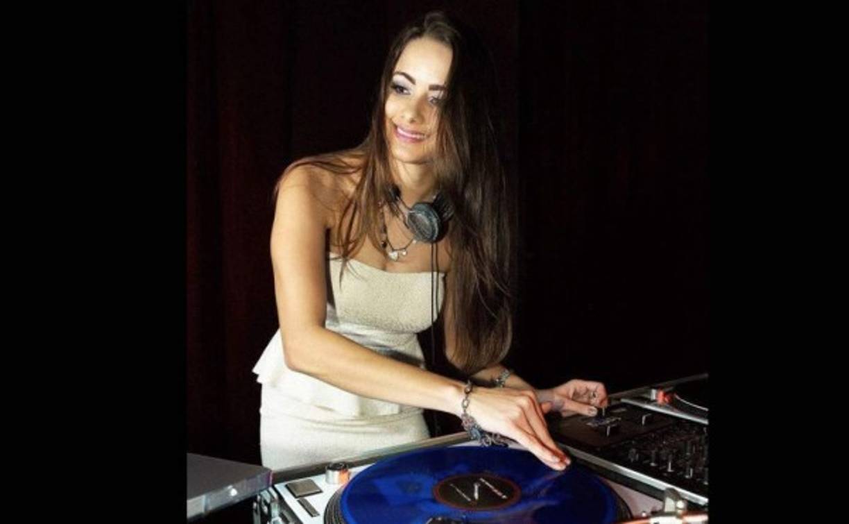 Bajo la tutela de Dj Juanes, su novio y maestro, fue aprendiendo los principios básicos y su deseo de aprender se convirtió en una adicción y las consolas se convirtieron en su principal aliada.