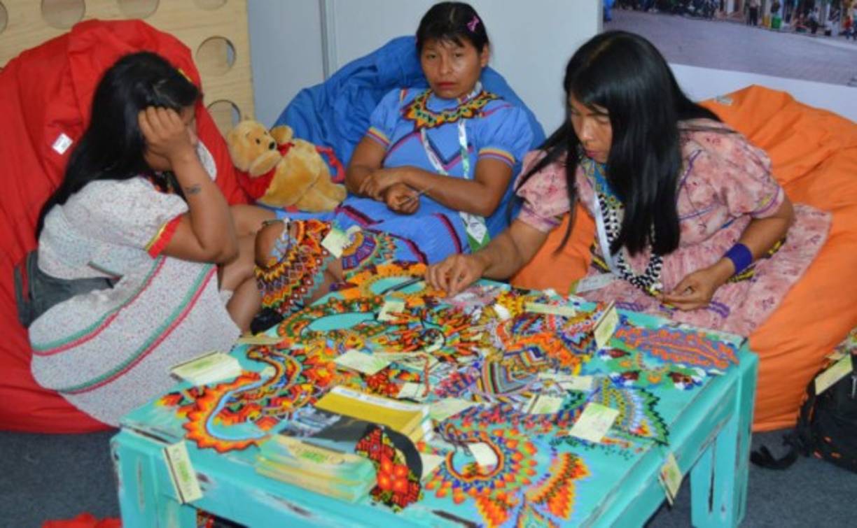 Las artesanas tambien muestran sus obras en Colombiamoda 2017.