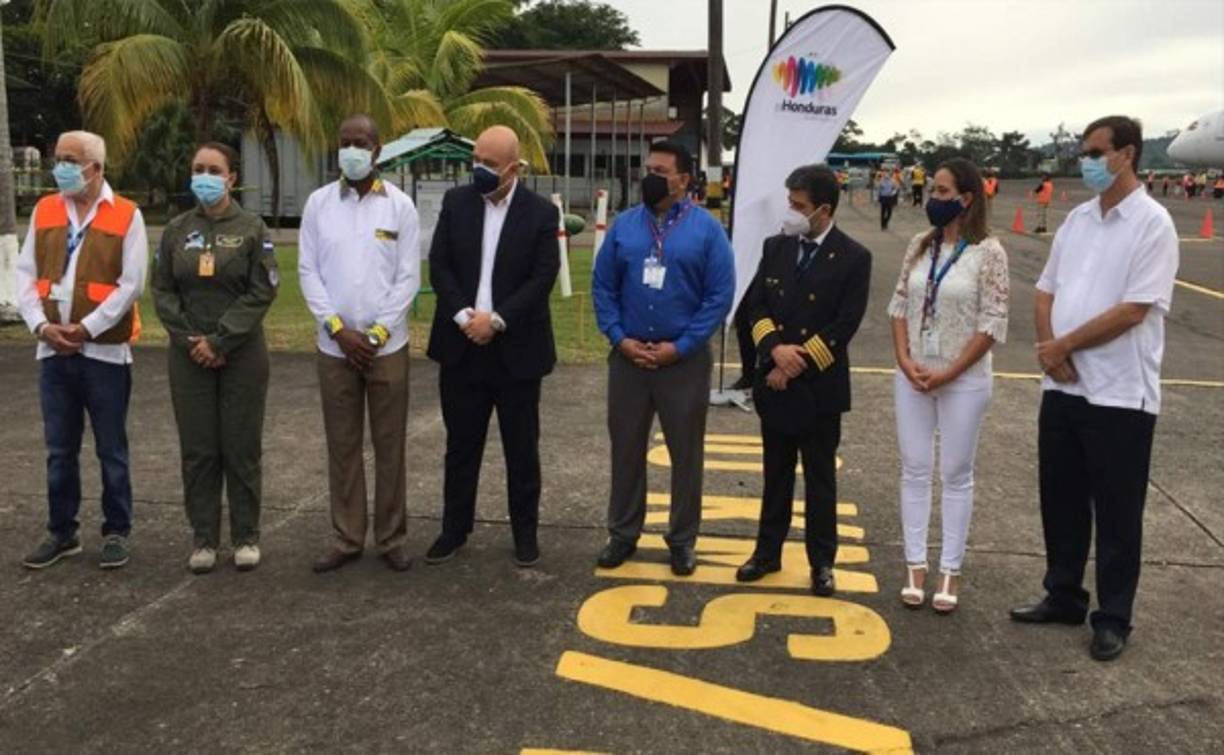 Autoridades locales y nacionales llegaron a la pista para el recibimiento oficial.