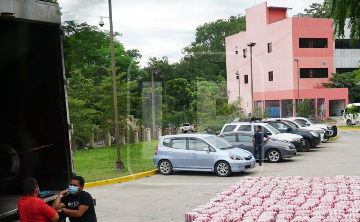 La Atic arrestó a dos personas que se conducían en un vehículo tipo turismo que al parecer custodiaba el cargamento, así como al motorista del camión.