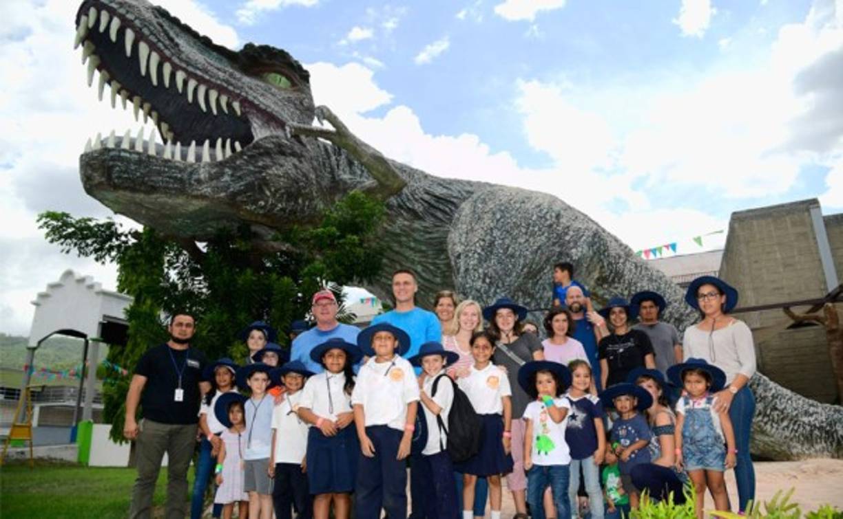 Cuando las personas llegan Tiranosaurio Rex este da un rugido que pone los pelos de punta a cualquiera.