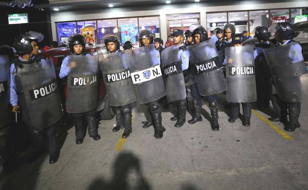 Efectivos de la Policía Nacional rodearon los alrededores del Estadio Nacional Chelato Uclés.