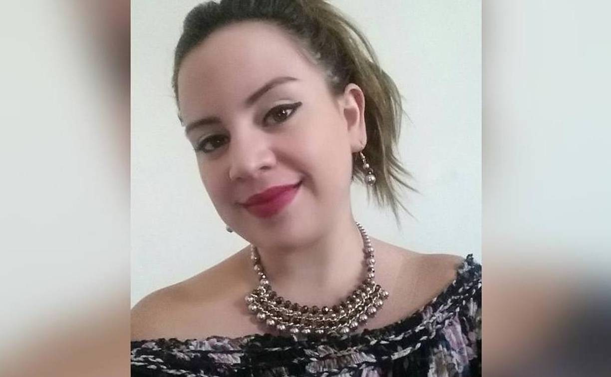 La ráfaga de balas provocó que la joven perdiera el control de su vehículo y terminara por estrellarse contra un poste de tendido eléctrico. 