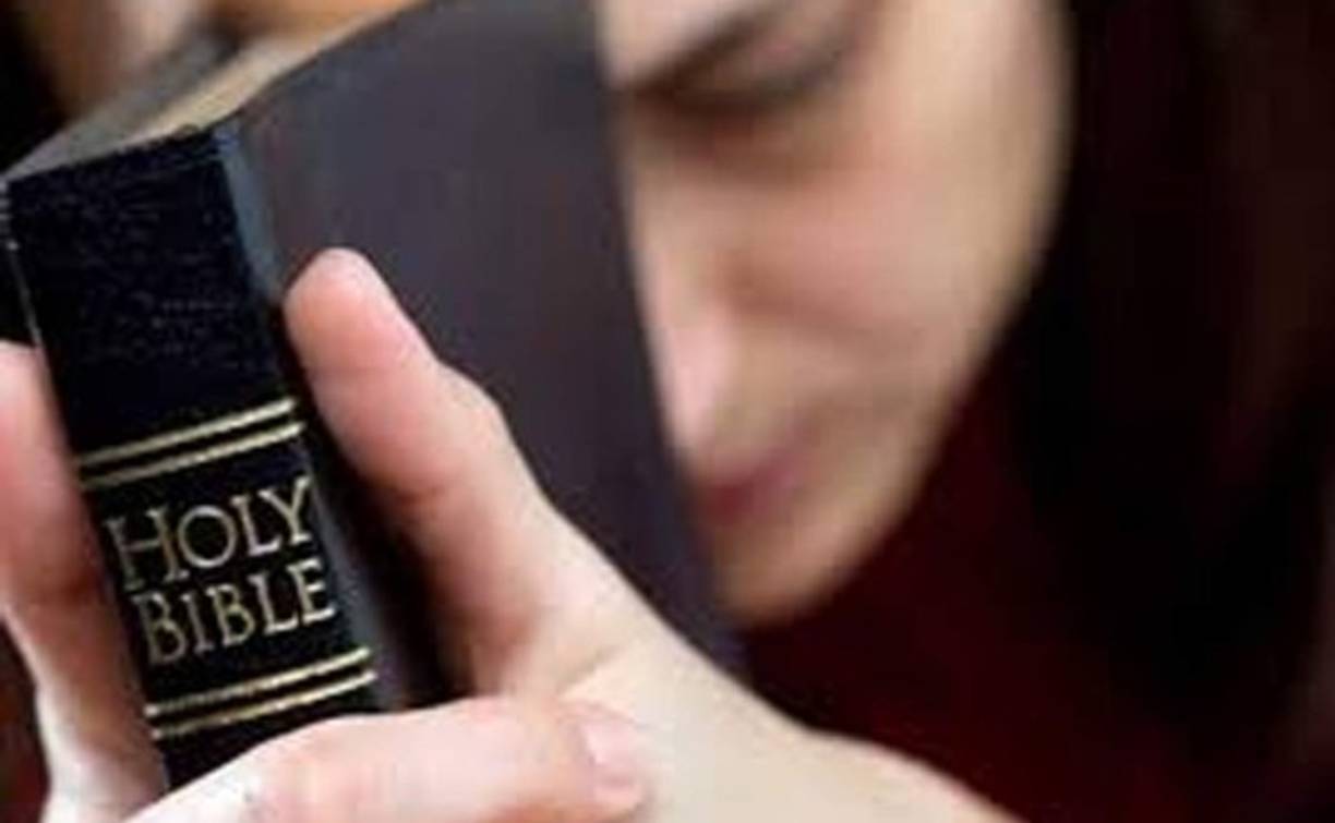 La Biblia se desarrolla en tres continentes, Asia, África y Europa. En promedio se venden en el mundo 50 Biblias por minuto.