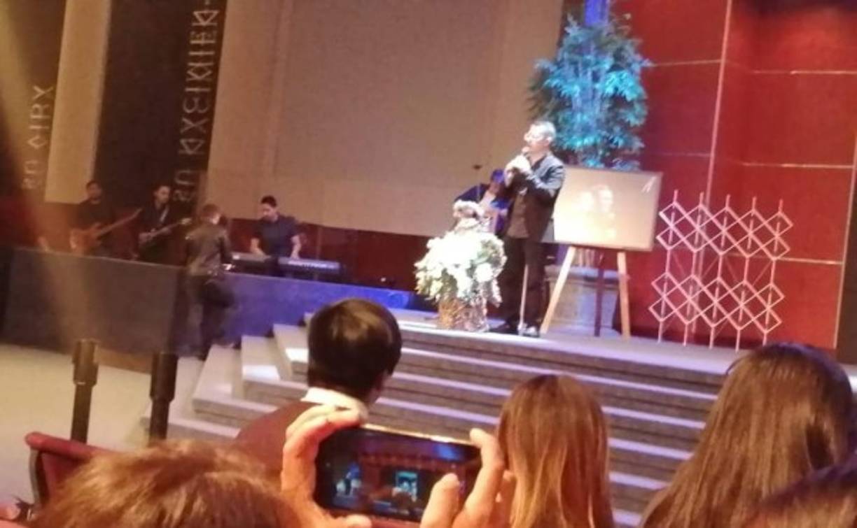 Lideres de las iglesias del sector asistieron al velatorio y dieron palabras.