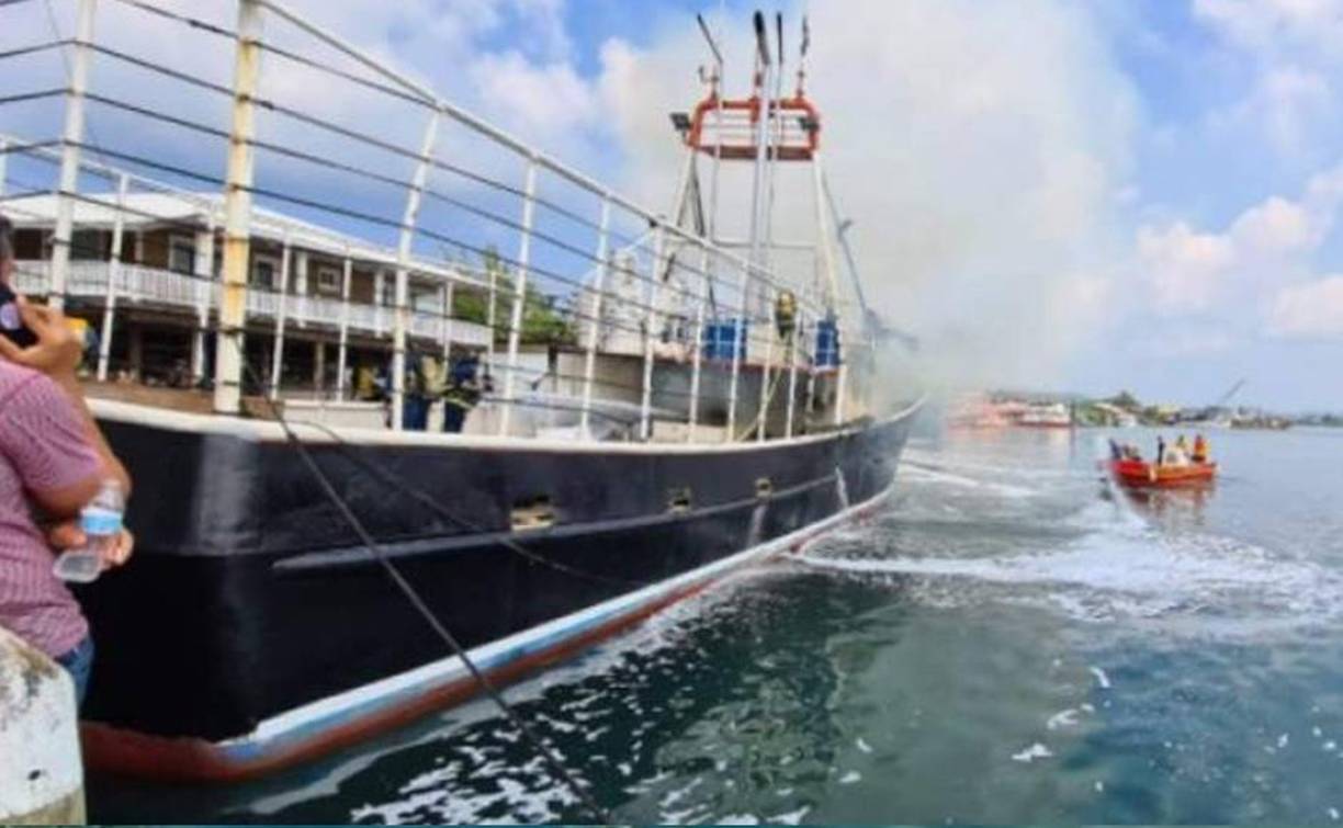 Dos marinos perdieron la vida el 12 de noviembre de 2020 tras una explosión dentro de un barco pesquero en Roatán. Las víctimas fueron identificadas como Francisco Fernández Meléndez (46) y Edin Omar Hernández (35). 