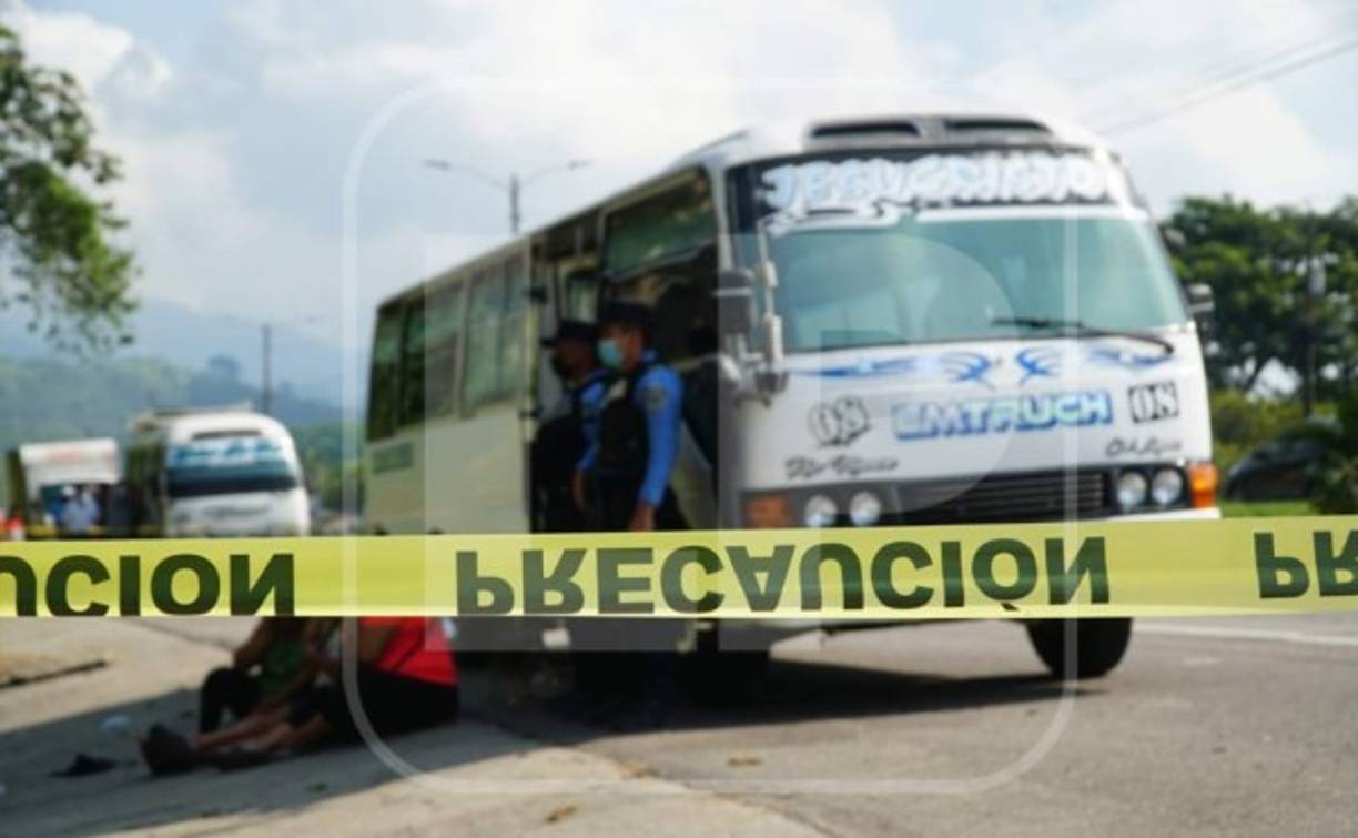 La víctima quedó inerte en el pasillo del automotor que tuvo que quedar estacionado en la parada donde usualmente hay cientos de pasajeros.