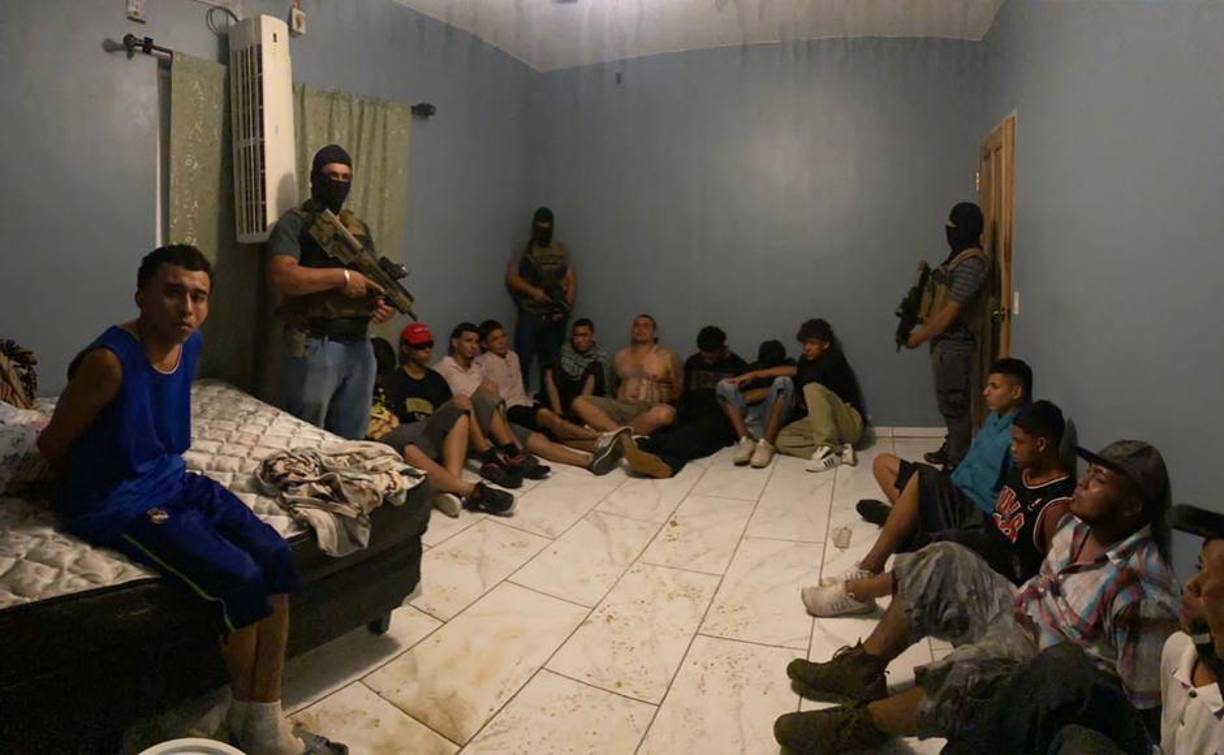 En el operativo decomisaron además, armas, droga, granadas, dinero, vehículos y celulares.