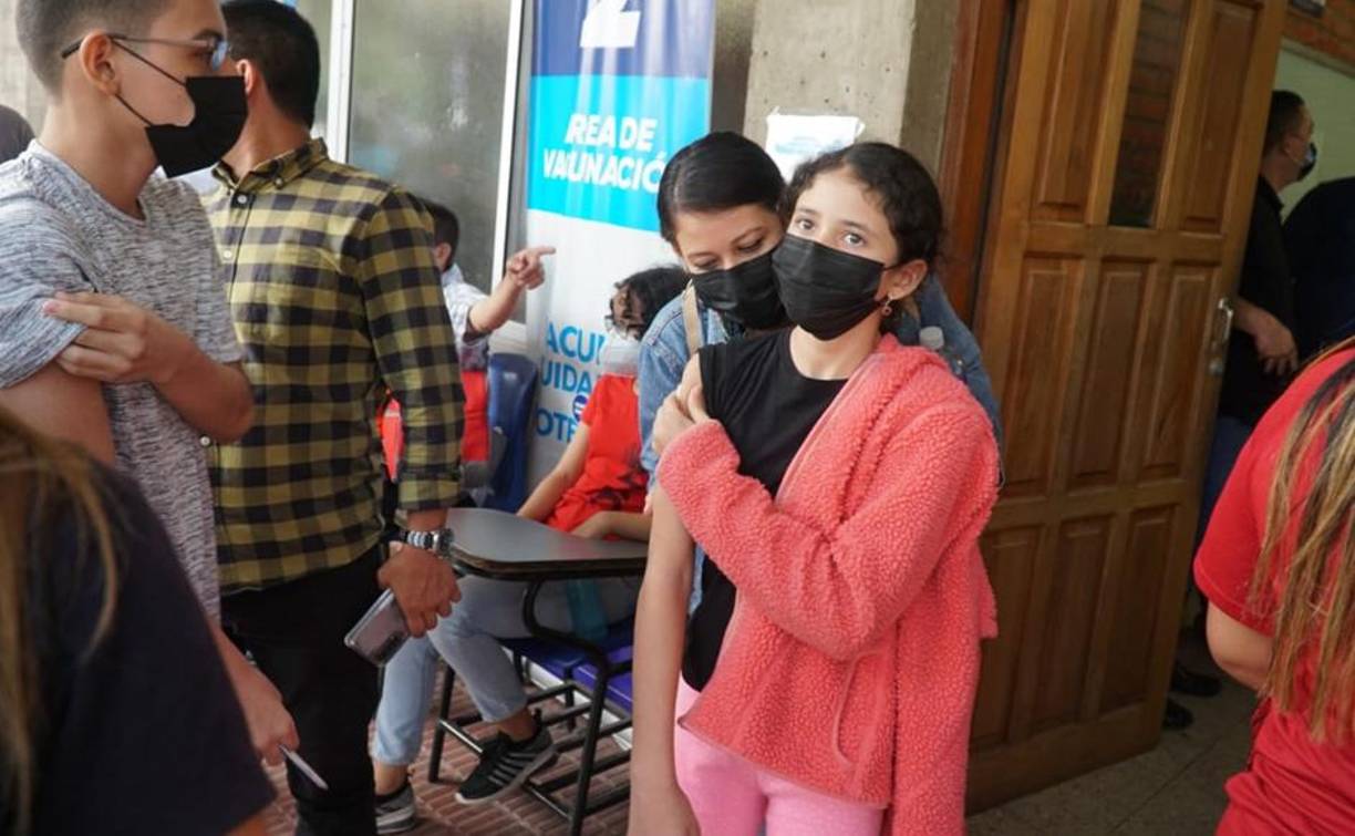 El esquema de vacunación es de dos dosis, con un intervalo de 28 días entre dosis, mientras que para los niños inmunocomprometidos (cáncer, leucemias, VIH/Sida, tratamiento con esteroides, etc.) el esquema es de tres dosis, con un intervalo de 28 días entre cada dosis.