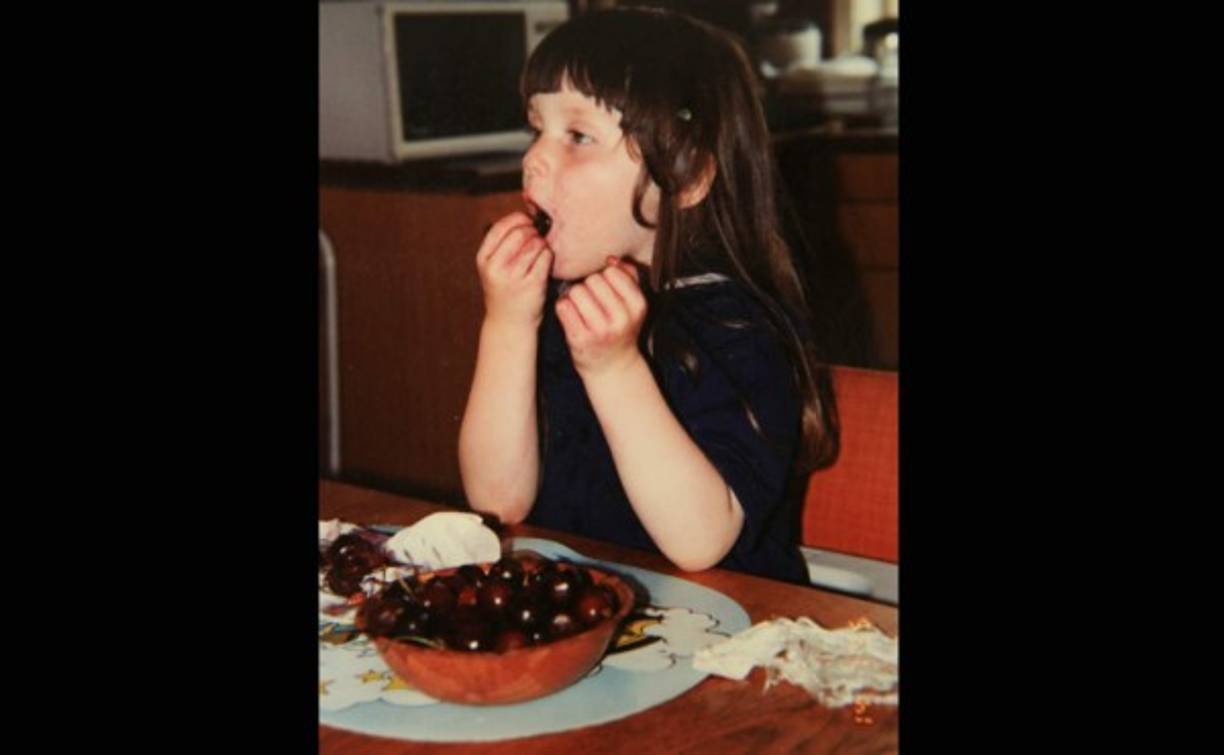 Degustando su fruta favorita.