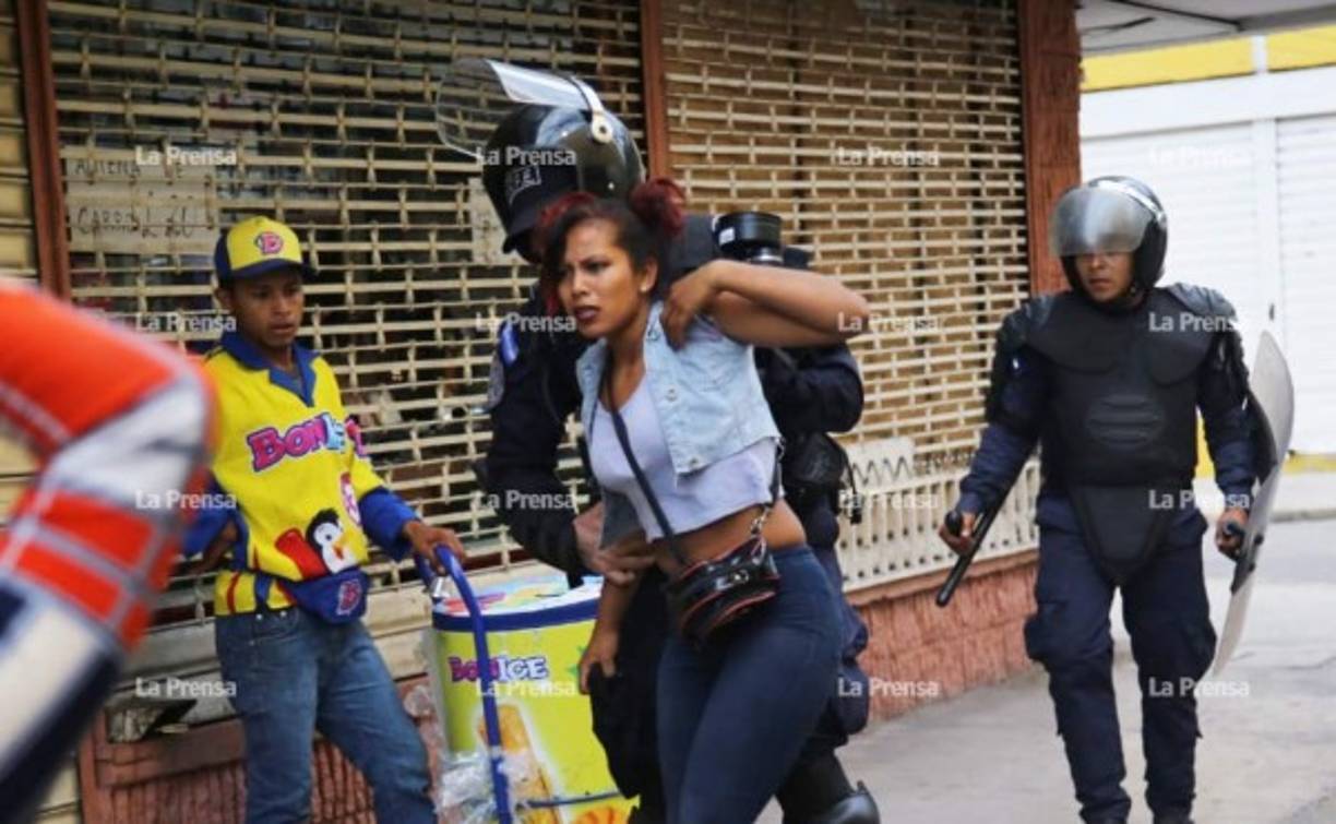 La manifestación se tornó violenta a menos de 100 metros de la sede del Congreso Nacional de Honduras hasta donde pretendían llegar los protestantes, quienes minutos antes quemaron neumáticos ante la presencia de los agentes policiales.