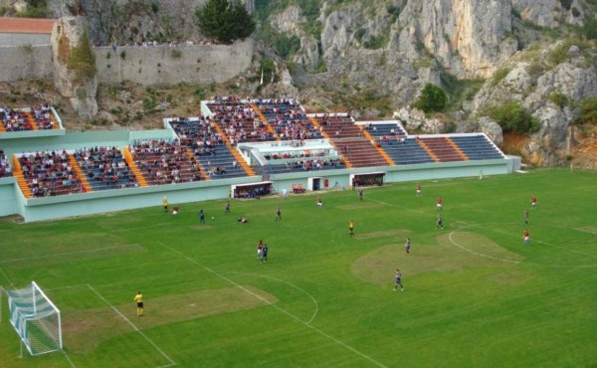 El Gospin Dolac de Croacia está rodeado por montañas como se observa en la fotografía, además uno de sus laterales se encuentra cerca de un precipicio de 500 metros. Tiene capacidad para 4.000 espectadores y fue construido en 1989.