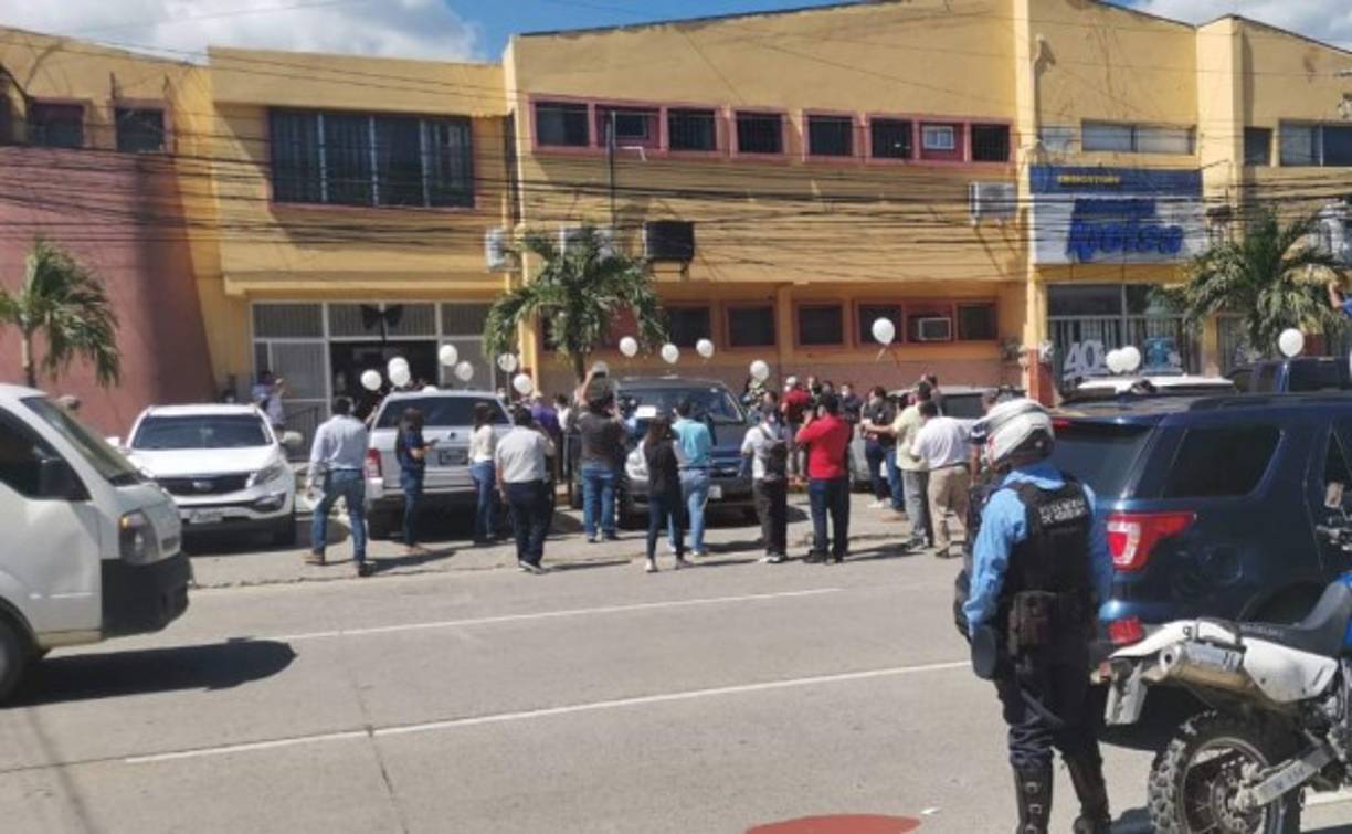 Compañeros y amigos de trabajo en las afueras de una clínica privada para darle el último adiós al doctor Cándido.