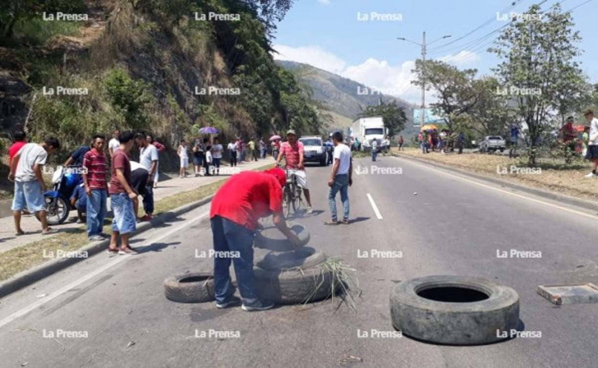 A unos 10 metros de distancia de su cuerpo quedó el peluche que intentó recoger Dayana Abigail.