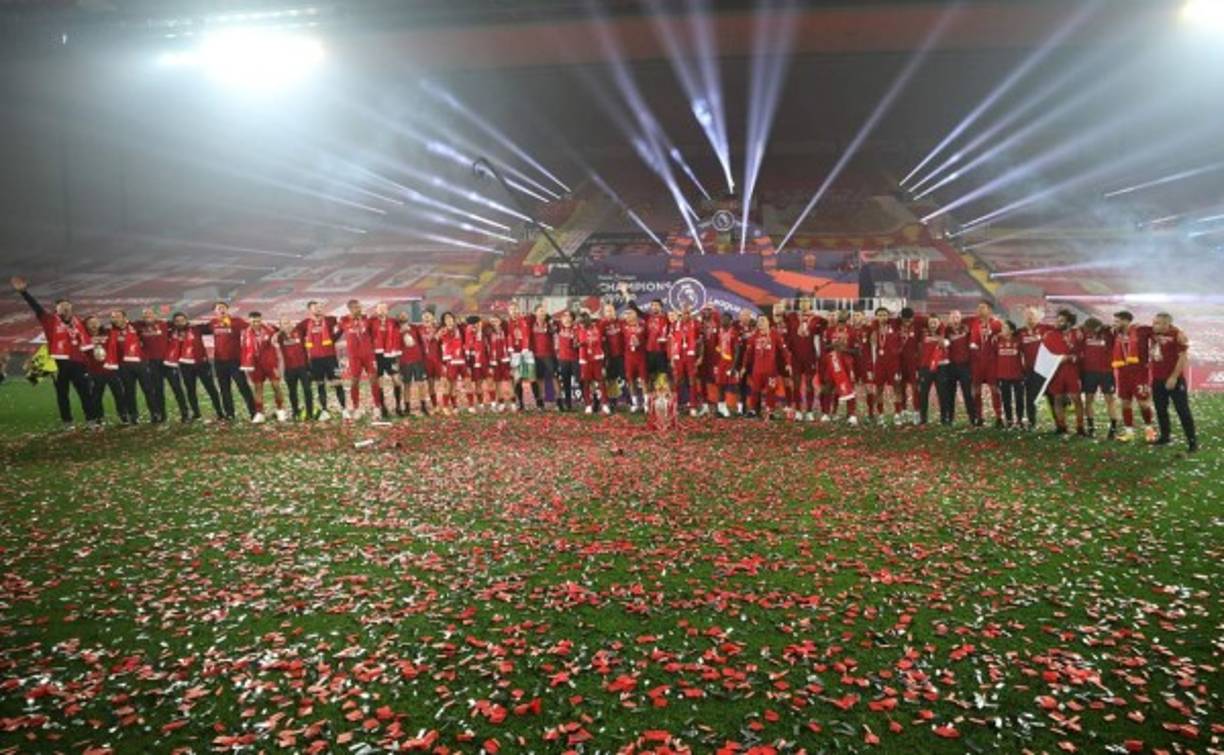 Toda la plantilla del Liverpool festejó en el campo de Anfield la obtención del título de la Premier League.