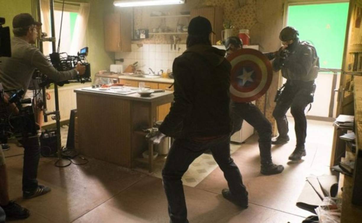 Joss Whedon rodeado de Elizabeth Olsen y Jeremy Renner filmando 'Age of Ultron'.