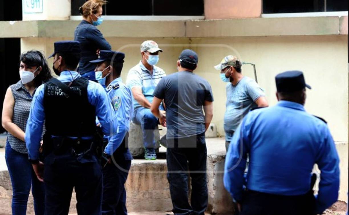 Entre lágrimas y tristeza sus compañeros, amigos y familiares dieron sepultura a ambos policías, quienes fueron despedidos con todos los honores.