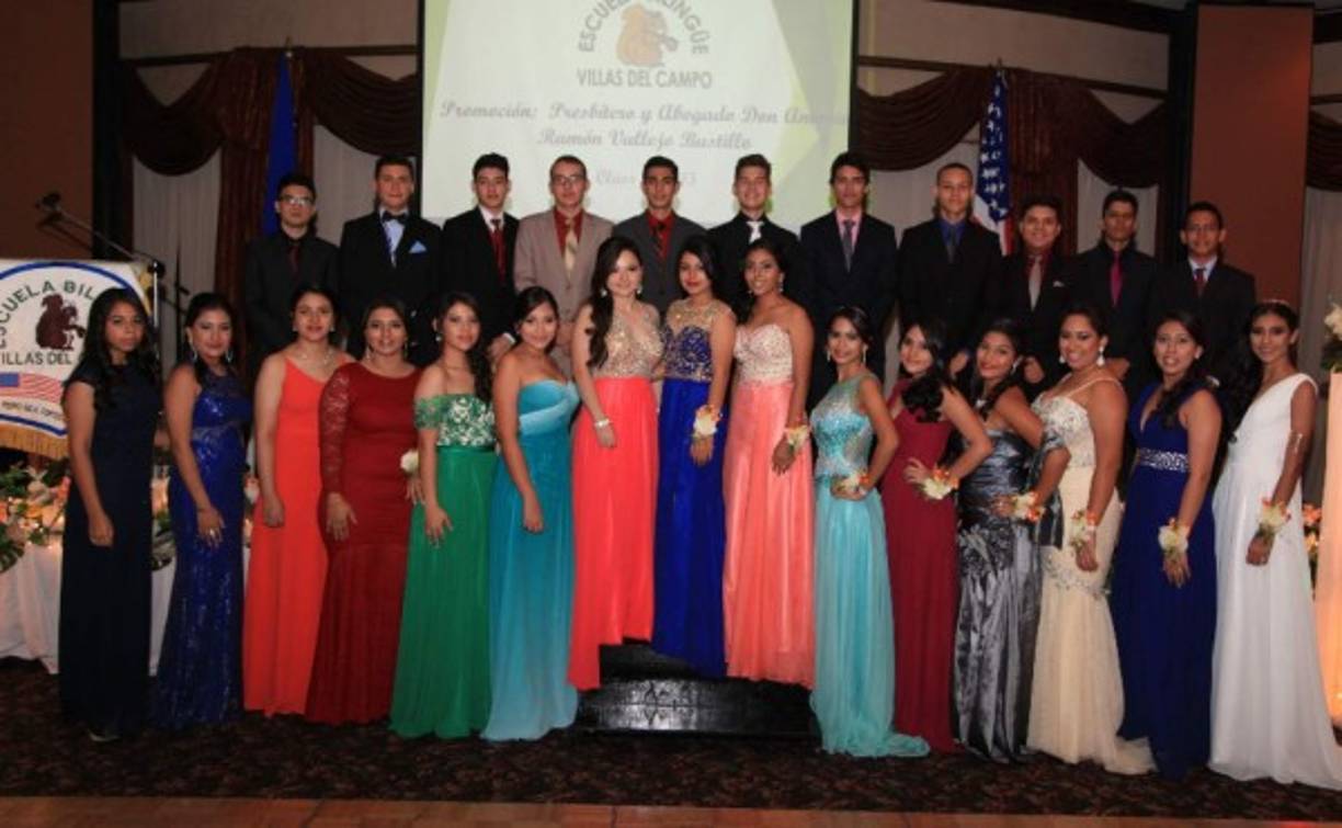 Los 27 estudiantes posaron para la foto oficial que adornará la galería de la institución.