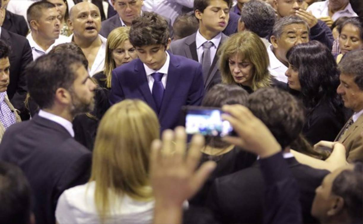 Raul Garcia (barba lateral del hijo), Federico Danton Garcia (hijo), y el actual socio de Alan Garcia, Roxanne Cheesman, se reúnen frente al ataúd. Foto AFP.