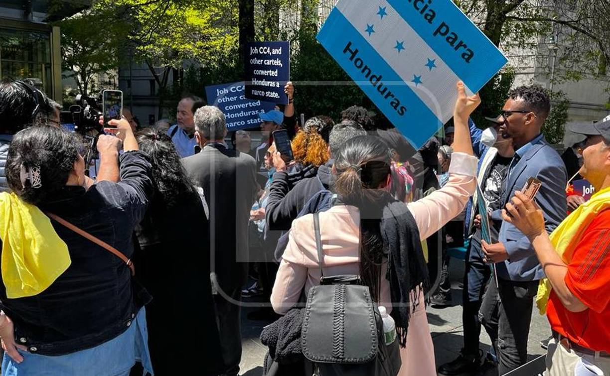 En la audiencia de hoy, el expresidente cambió la camisa blanca y la chaqueta azul, con la que apareció por videoconferencia el pasado 23 de abril por un traje de color azul de la cárcel.