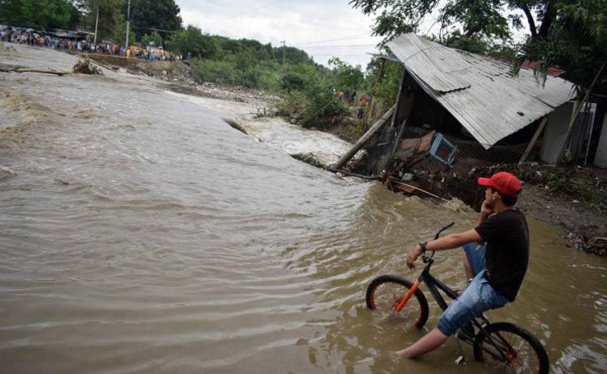 <br/>El ciclón deja hasta ahora seis personas muertas en los departamentos de Ocotepeque e Intibucá, en el occidente del país, informó el Cuerpo de Bomberos de Honduras.