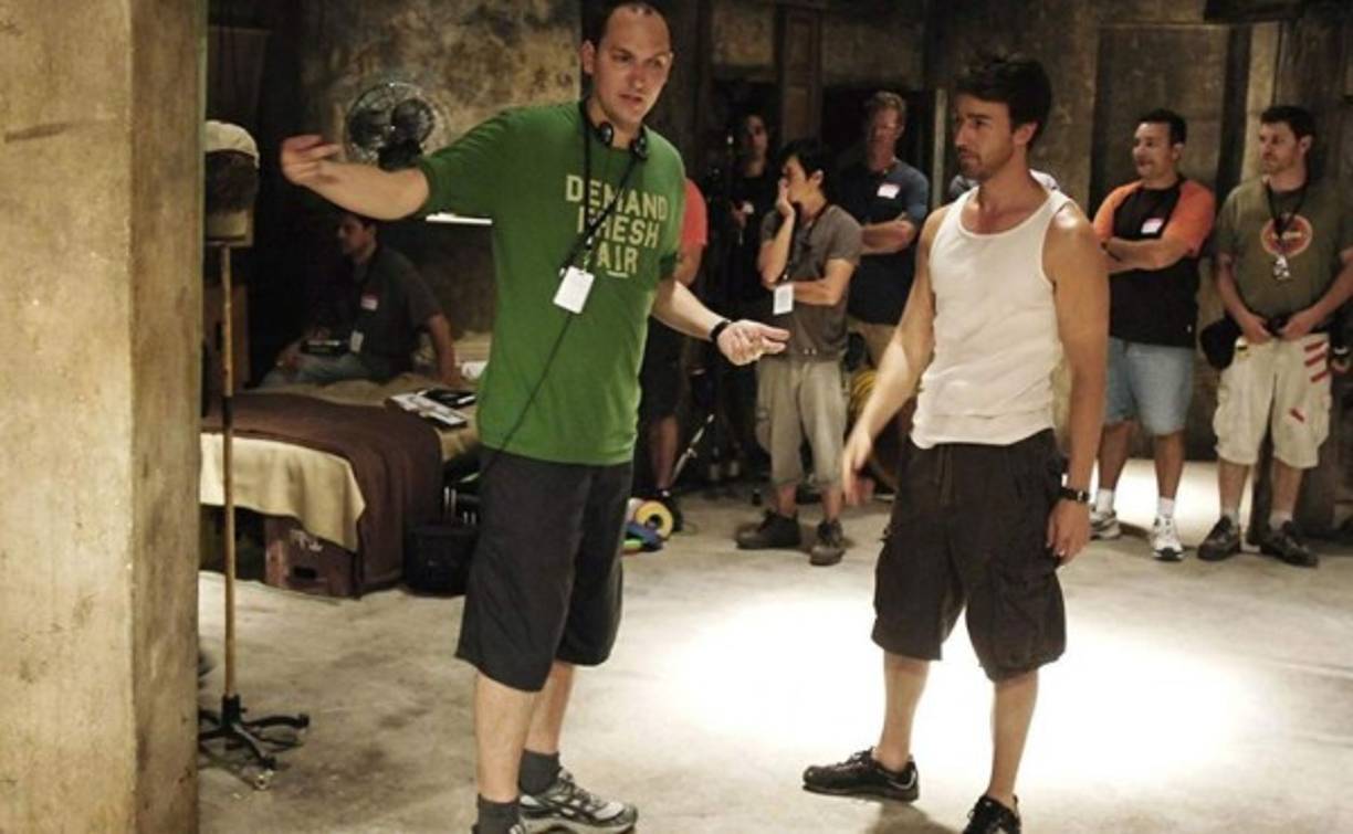 Edward Norton recibe instrucciones de su director mientras grababa El Increíble Hulk.