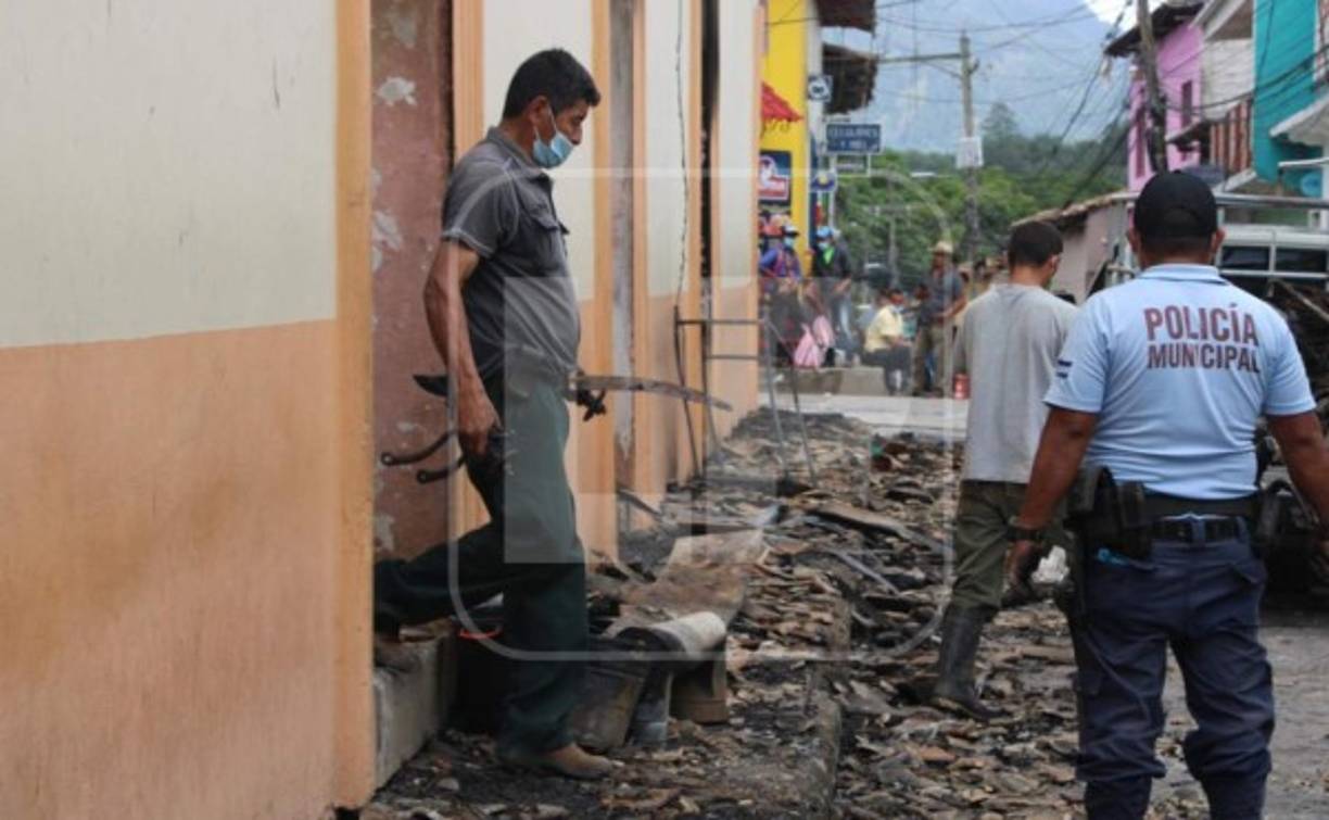 Otros establecimientos que estaban cerca del mercado también sufrieron daños.