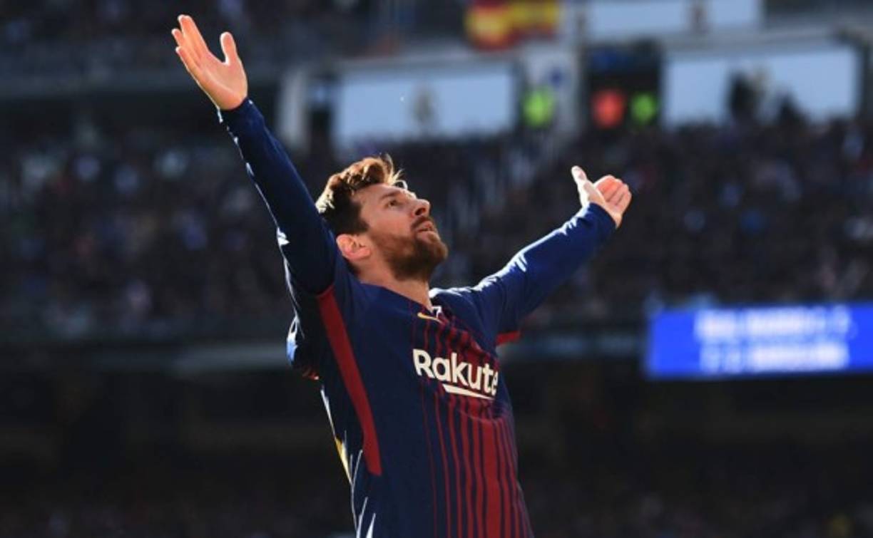 Uno de los momentos memorables de Messi en los clásicos. A finales del 2017 en el último clásico del año. Messi anotó de penal frente a Keylor Navas, luego de celebrar con sus compañeros inclino su cabeza, beso sus manos y seguido las extendió hacia la grada del Bernabéu.