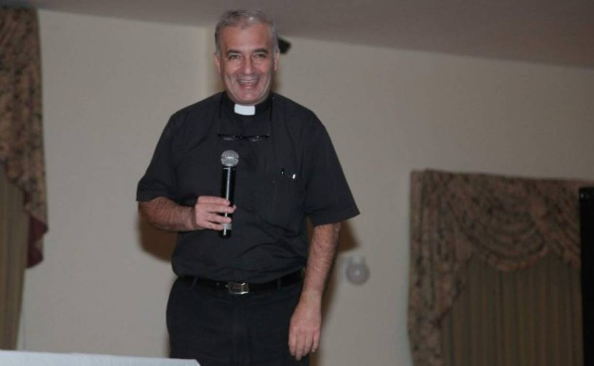 El padre Ángel Espinoza de los Monteros ofreció un mensaje enfocado a aprovechar el tiempo.