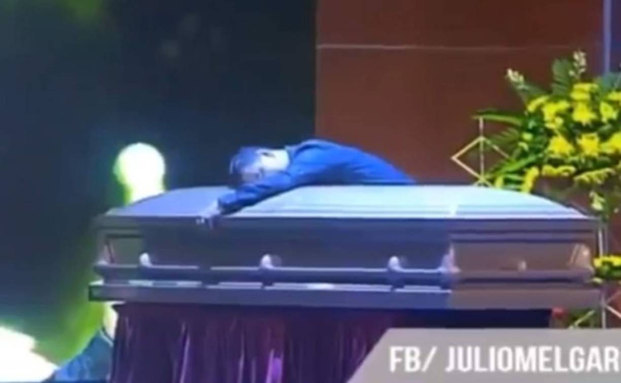 Este día fueron sepultados los restos del cantante cristiano de origen guatemalteco Julio Melgar en el cementerio Las Flores. Las imágenes de su funeral y su entierro han conmovido a todo el mundo evangélico. En esta imagen, el cantante del grupo Miel San Marcos, Luis Morales, abraza el ataúd de Melgar luego de dar unas palabras.