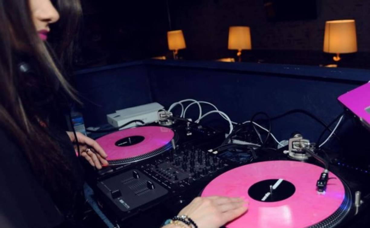 Largas horas en el estudio produciendo mezclas ocupaban la mayor parte de su tiempo, mientras crecía su determinación de salir al mundo y mostrarles lo que se estaba construyendo entre aquellas cuatro paredes.