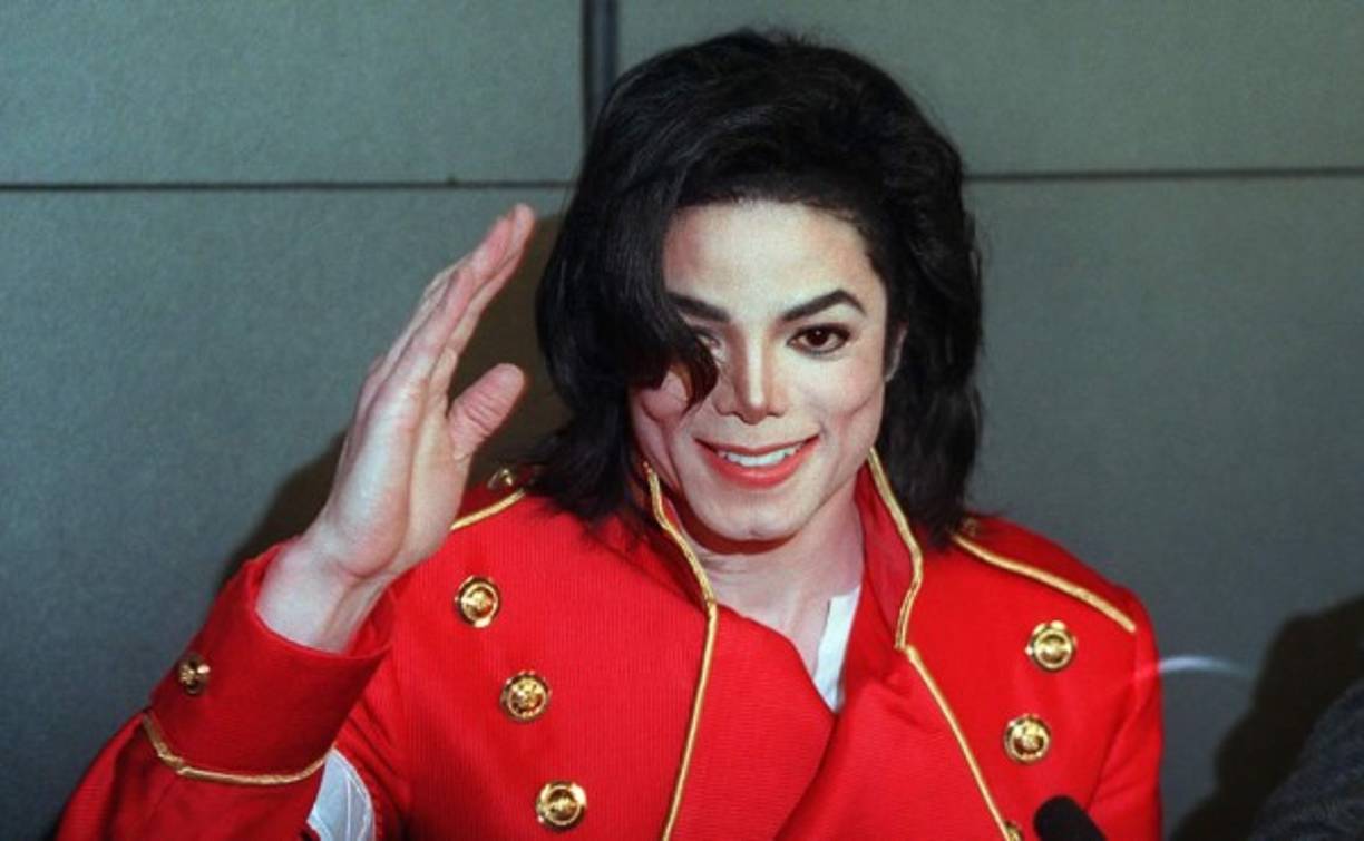 Hace exactamente 10 años, el género pop vio cómo su máximo monarca se extinguía de forma trágica.<br/><br/>El 25 de junio de 2009, se anunciaba que Michael Jackson había fallecido a los 50 años en su casa de Los Ángeles, California, a causa de un paro cardíaco.<br/><br/>Este suceso, además de paralizar al mundo, solo abrió un capítulo más en la vida de uno de los mayores astros musicales que han existido. A su muerte le siguieron más controversias y récords millonarios.<br/>