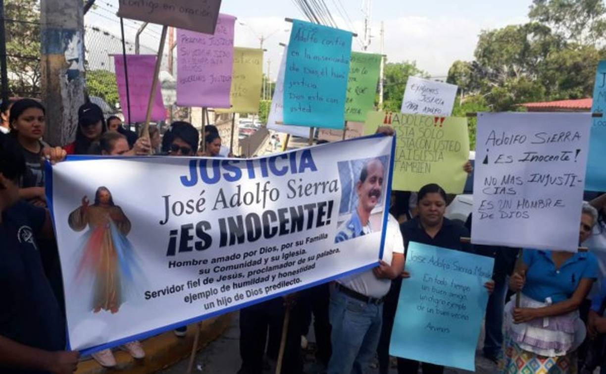 Protestan en las afueras de la CSJ por liberación de José Adolfo Sierra, señalado en caso Pandora.