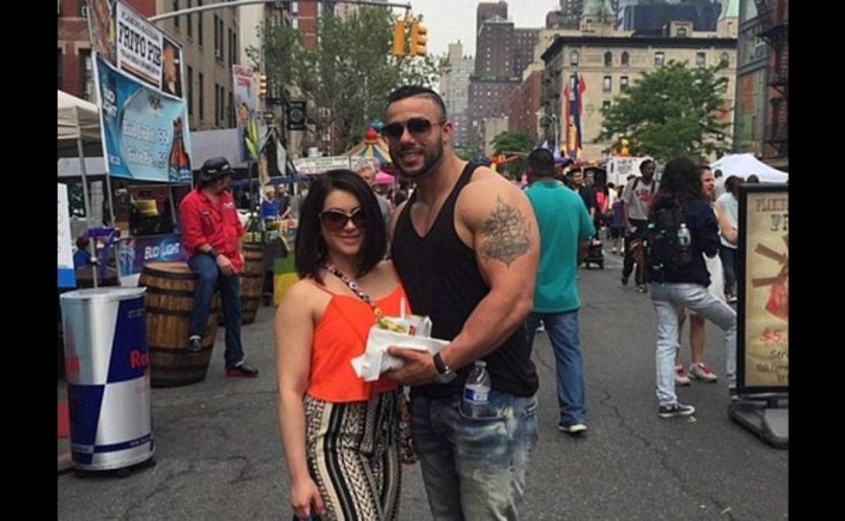 Lo sentimos chicas! El guapo oficial ya está comprometido.