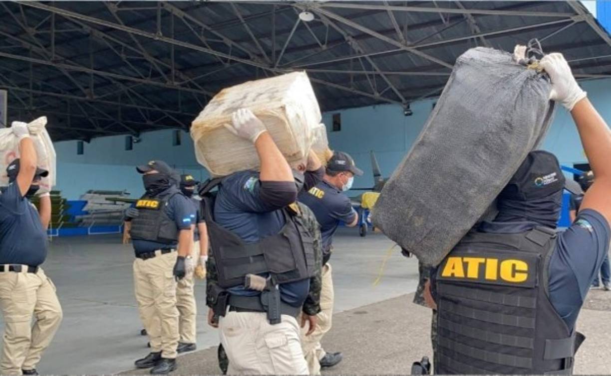 Se supo que detrás de la cisterna iba el alcalde Jerry Hynds a bordo de un vehículo marca Toyota, Land Cruiser, doble cabina.