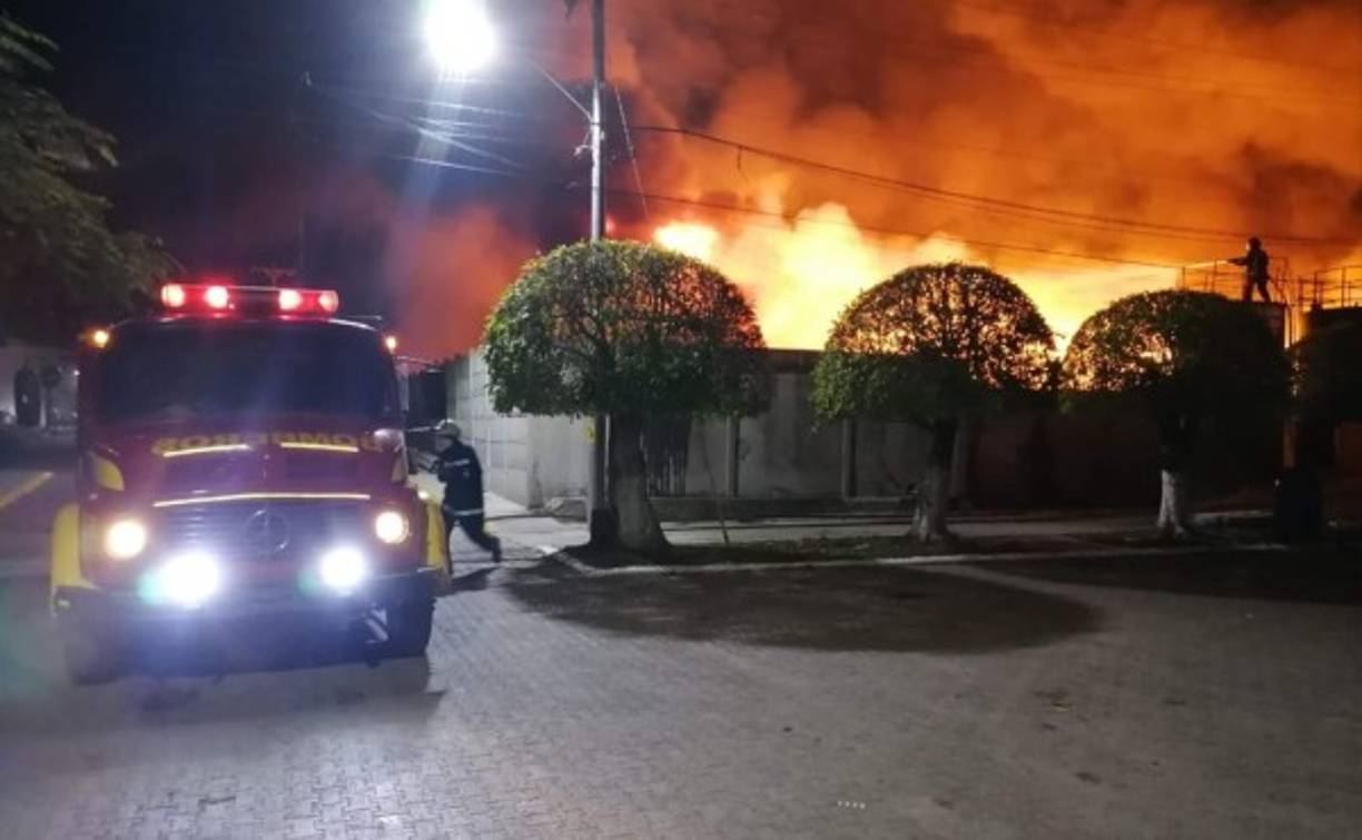 Los bomberos ya se encuentran en el lugar y han logrado controlar el fuego. Las personas cercanas al siniestro ya fueron evacuadas.