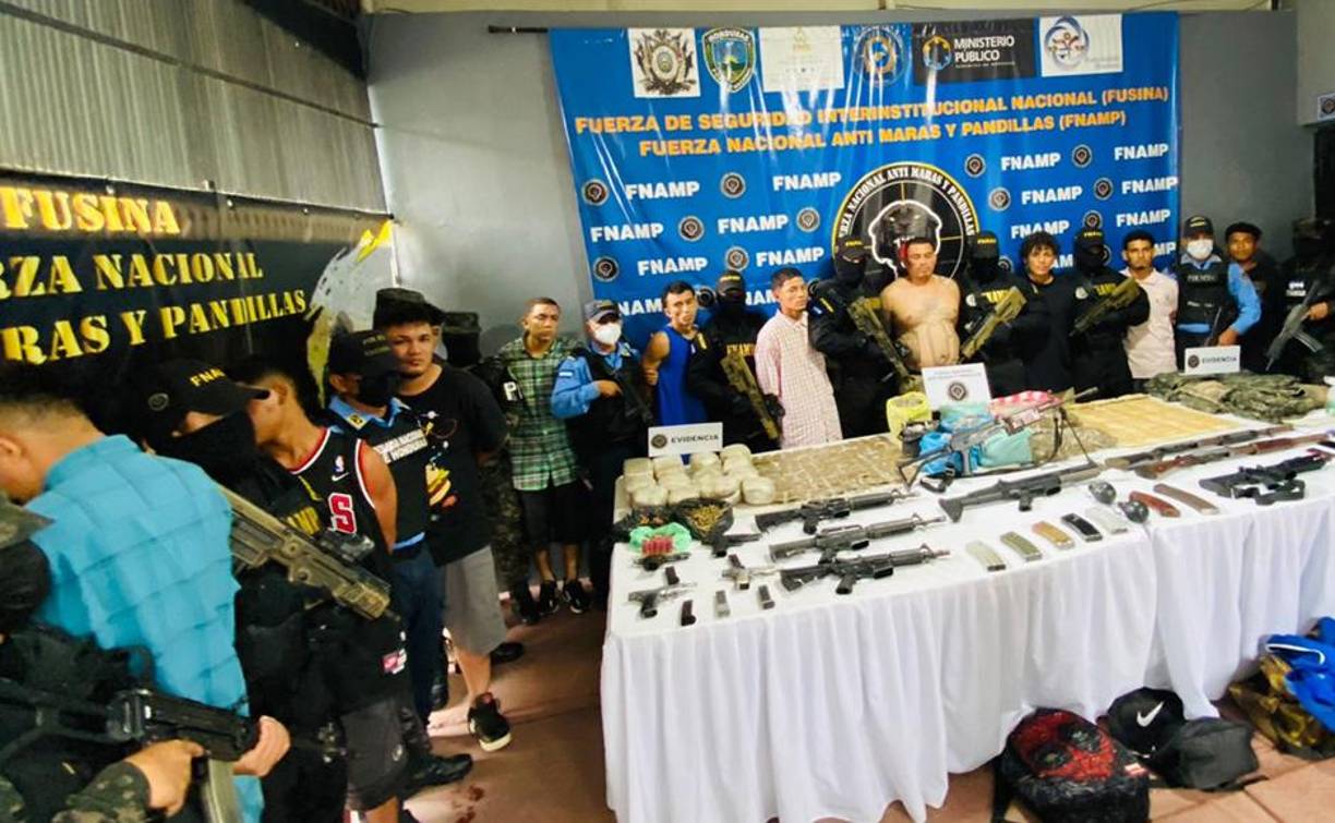 Todos en las instalaciones de la Fuerza Anti Maras tras ser movilizados desde el puerto. 