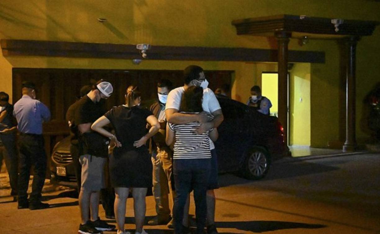 En el presunto robo resultó herido de bala su esposo, el coronel en condición de retiro Andrés Urtecho, quien está recibiendo cuidados médicos en un hospital privado de la capital hondureña. Fotos EFE y AFP