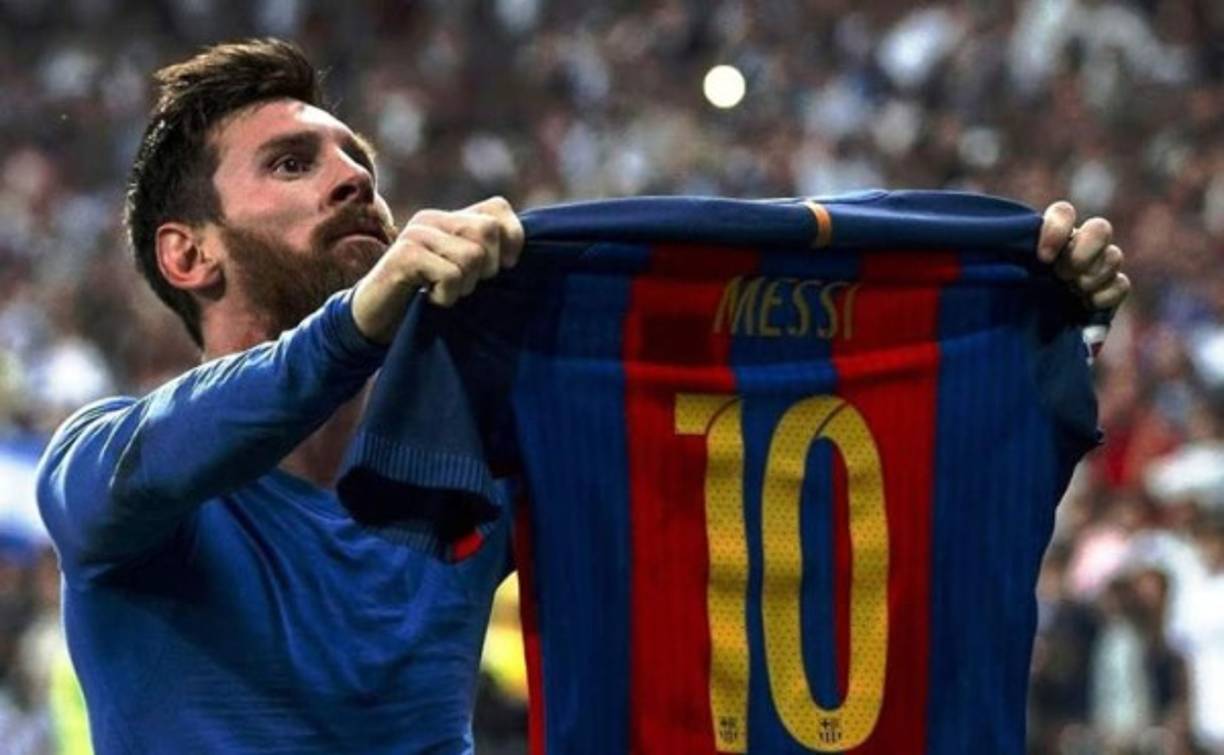Inolvidable celebración. Barcelona ganó el clásico 2-3 frente el Real Madrid con gol de último minuto de Messi. La euforia se desató por parte de los culés y Messi corrió hacia una esquina del campo mientras se quitaba la camisola para extenderla frente a la afición blanca.